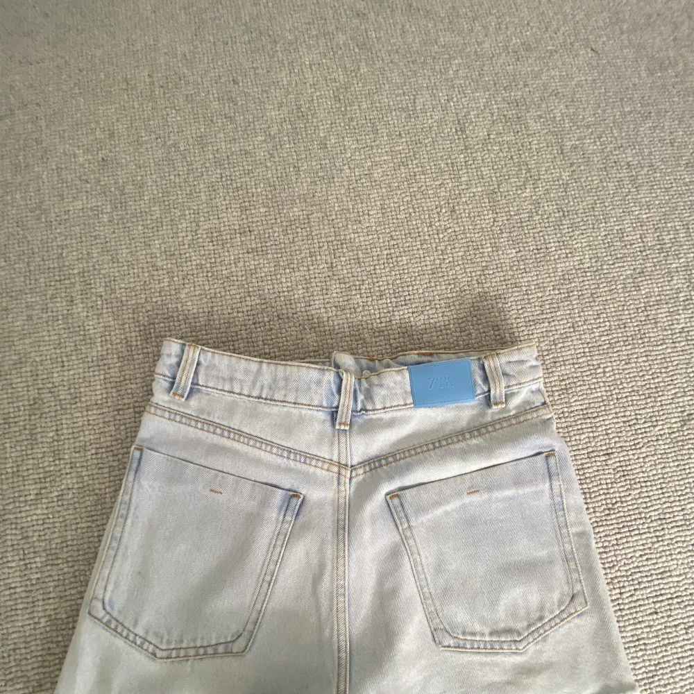 Ljusblåa shorts från zara. Sömmarna och ”lappen” på baksidan av shortsen ger fin detalj till shortsen. Använda kanske 5 gånger bara💞. Shorts.