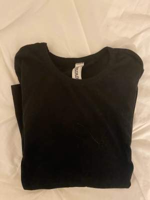 En svart t-shirt i tajtare passform 🩵 Säljer då jag har flera liknande 💙 