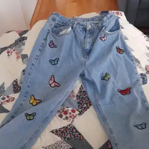 Jeans med fjärilar
