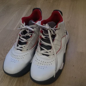 Jordan stay loyal  - Jordan stay loyal basketskor. Är använda i ungefär 4 månader. Sjukt bra grepp och bra stabelitet. Fortfarande bra och inte så slitna. Säljer dom för att jag inte använder dom. Orginal pris: 1000kr