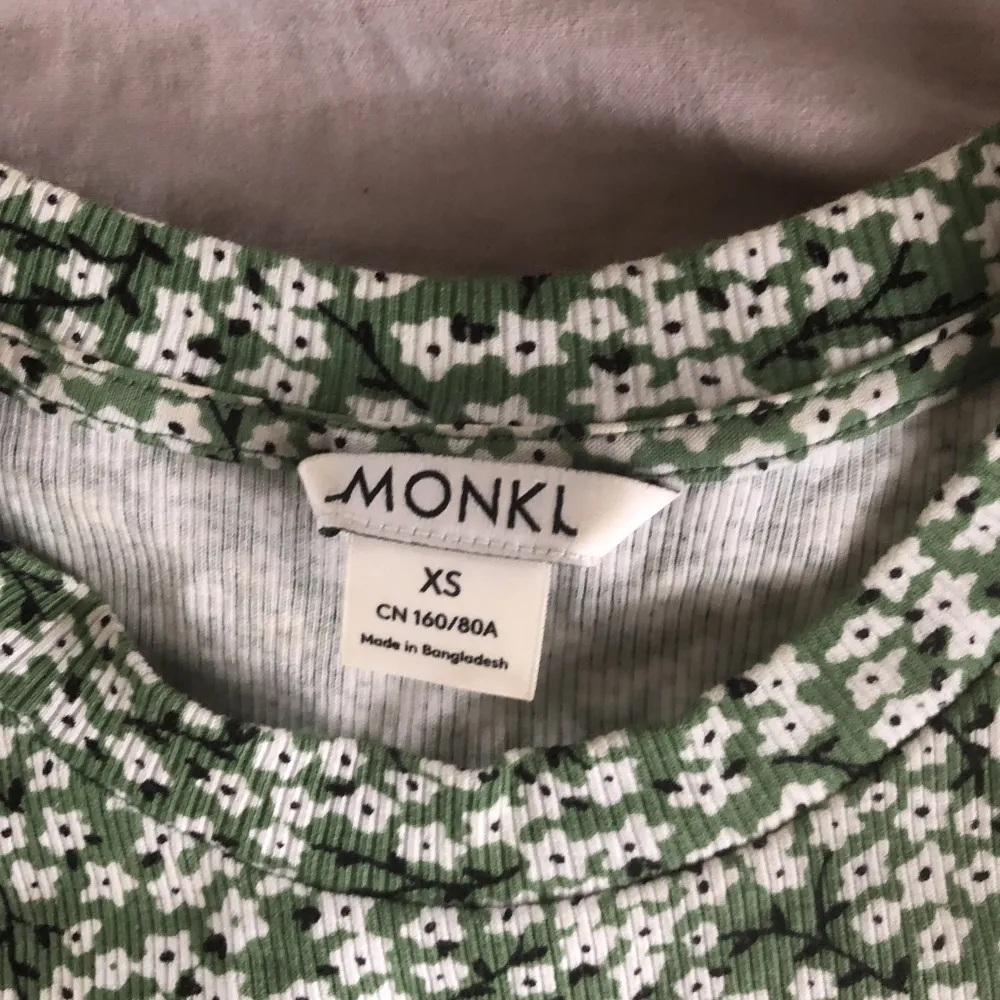 En blommig topp från Monki! Storlek xs, fint skick! Köparen står för frakten💘. T-shirts.