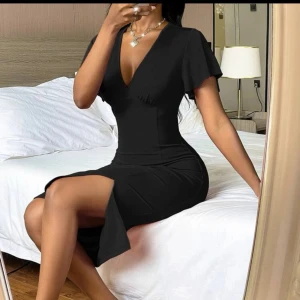 Klänning  - 🩷Svart klänning från Shein med dragkedja baktill i stl xs. Sitter lika fint som på bilden. Ordpris: 159:- jag betalade: 120:- säljer för: 75:-