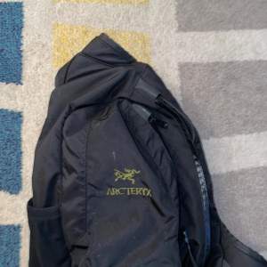 här säljer jag min Arcteryx sling väska den är stor och can innehåll en dator. köpte den för 2000kr ny 