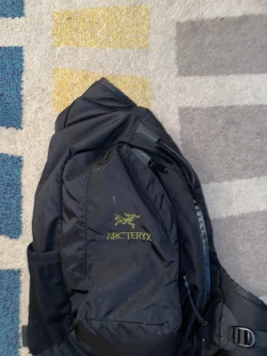Arcteryx Sling bag - här säljer jag min Arcteryx sling väska den är stor och can innehåll en dator. köpte den för 2000kr ny 