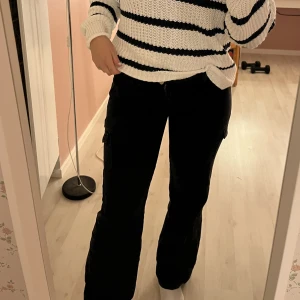Cargo jeans - Från Nelly. Använda men bra skick. Något blekare än nya, inte kolsvarta. Kan skicka flera bilder. Nypris 599kr