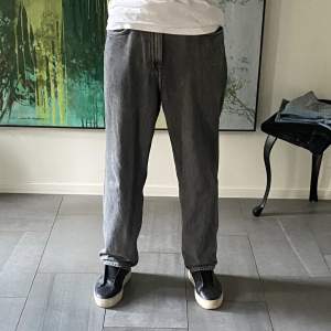 H&M Loose fit jeans. Säljer pga att de inte längre andvänds. De är i bra skick nästan nya endast andvända ett par gånger. Köparen står för fraktkostnad. Jag är 186cm lång. 