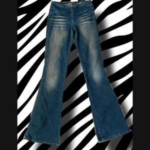 Lowwaist y2k jeans - Lågmidjade y2k byxor utan fick med dragkedja fram och blekning. De ser knappt använda.