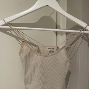 Topp - Super fin enkel topp!  Den är från bikbok och storlek xs!  30kr+ev frakt