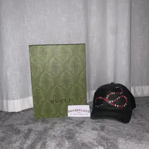 Gucci keps (snake) i storlek M. Köps antingen med eller utan box. Med box: 1500 Utan box: 1250