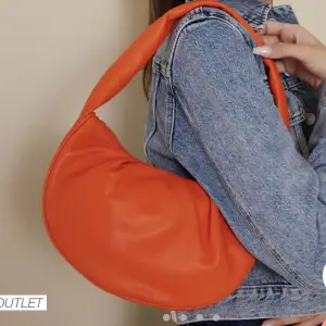 Hej! Säljer en så snygg väska som tyvärr inte kommit till användning 💜 den är orange och rymmer en del! Aldrig använd 