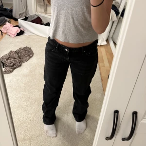 Low rise jeans - Säljer dessa snygga Arrow Low Straight jeans från weekday då dom tyvärr är för stora för mig, byxorna är i fint skick 😊