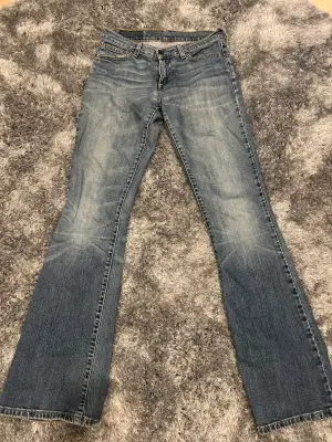 Skit snygga lågmidjade flared levis jeans! Strlk L34 W25 men passar även W26!  Säljer dom för 1200kr men vid snabb affär kan jag tänka mig 800-900kr då jag helst bara vill bli av med dom💕