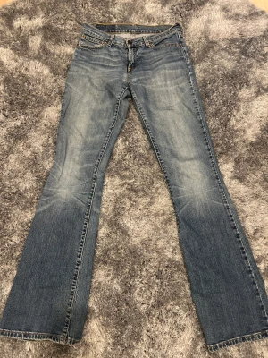 Skit snygga lågmidjade jeans - Skit snygga lågmidjade flared levis jeans! Strlk L34 W25 men passar även W26!  Säljer dom för 1200kr men vid snabb affär kan jag tänka mig 800-900kr då jag helst bara vill bli av med dom💕