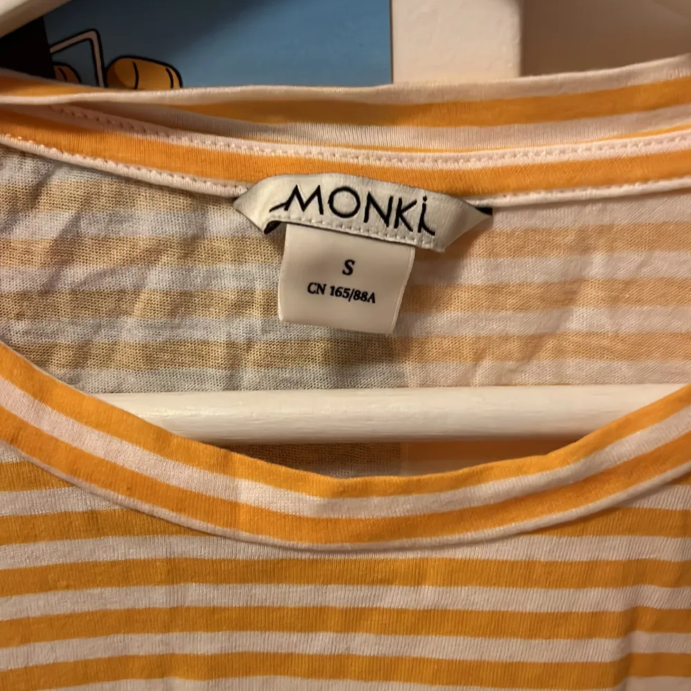 T-shirt köpt på Monki och i bra kondition :D Storlek s. T-shirts.