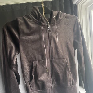 Fin tröja med velour material - Originalet köpt från Gina tricot gott skick