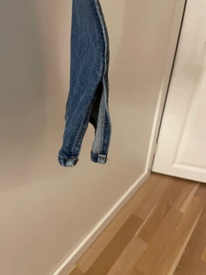 Blåa utsvängda jeans  - Dessa jeans köpte jag på hm. Jag har inte använt dom så mycket. Dom är taighta vid låren men sen lite utsvängda där nere vid benen. Skulle rekommenderat till någon som är lång.