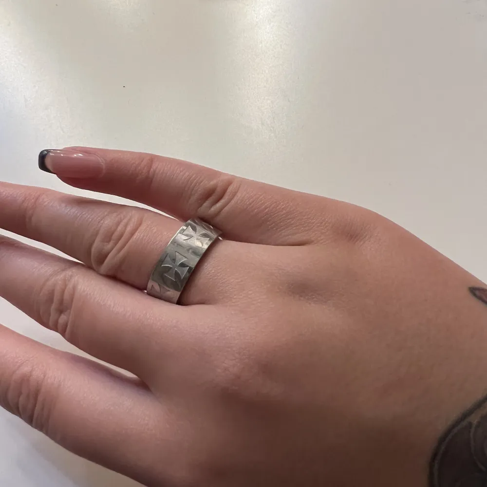Silverfärgad ring i rostfritt stål.. Accessoarer.