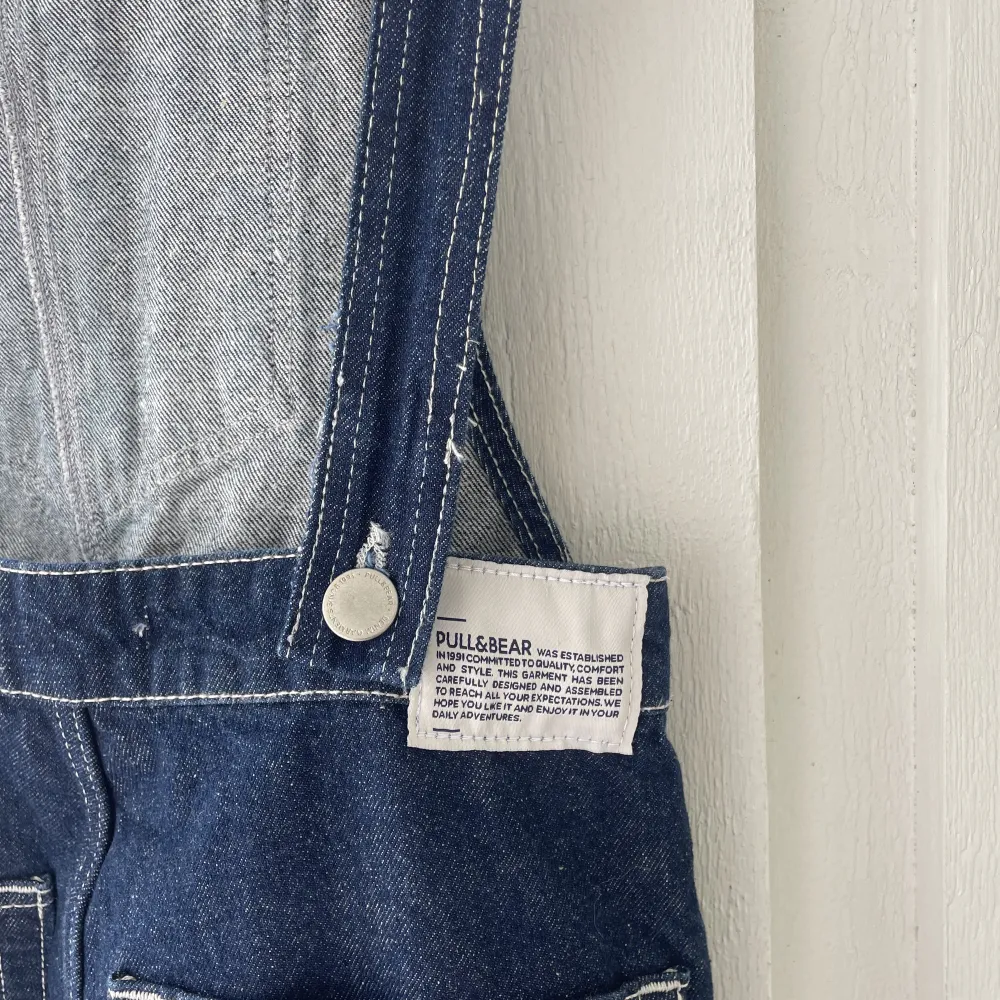 Helt oanvända mörkblå hängselbyxor🌊🐚🌞   Säljes p.g.a fel storlek . Jeans & Byxor.