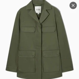 Grön jeansjacka  - Säljer en LIKNANDE jacka från MQ ❤️ Den är knappt använd, jättefint skick! Hör av er för fler bilder eller funderingar ❤️❤️