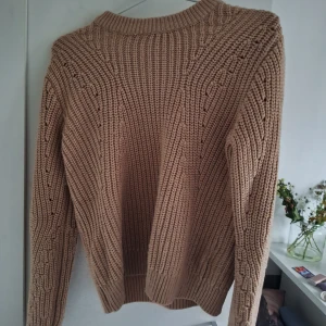 Stickad tröja - Jätte bra till hösten, begie med lite mönster i stickniggen. Säljs bara för de inte är min stil 