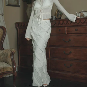 Kjol + Blus - Säljer både blusen och kjolen på bilden. Superduper fina, men för små på mig ❣️  - Säljer toppen för 150kr (eller högsta bud)  - Säljer kjolen för 200kr (eller högsta bud)  