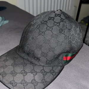 Gucci keps - Svart gucci keps, lite solblekt men fin annars. Bytes mot en biege eller pengar