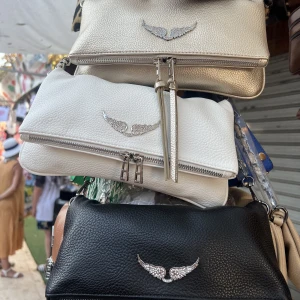 Zadig & Voltaire väskor (aa-kopior) - Är någon intresserad av förfalskade  Zadig väskor från en spansk marknad. Dem är helt identiska med originalen. Köp från mig för 400kr🩷. Skicka dm vid fråga, OBS man kan ej beställa efter lördag