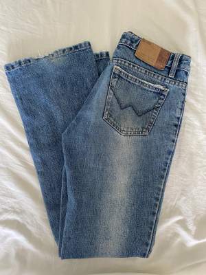 Snygga Bootcut jeans köpta här på Plick! Säljer då dom var för stora för mig. Skriv vid funderingar eller frågor!💗