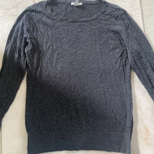 Tröja - En tunnare tröja från HM med ett material som är stickat med mönster! Står storlek L men passar mig som är XS för det mesta!  Kolla mina likade bilder för info om frakt och policy!