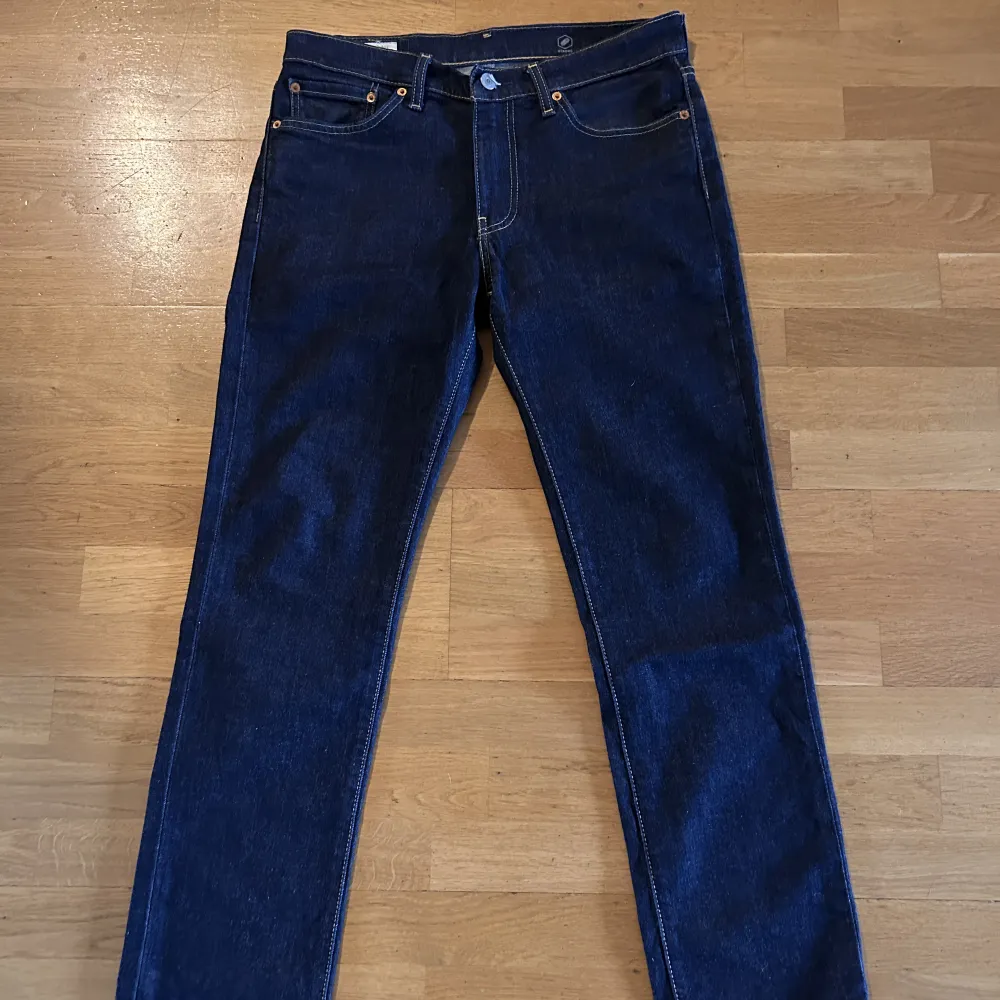 Skit snygga Levis jeans som man kan ha till vilket tillfälle som helst. Skicket är 10/10 och nypris ligger på 1199kr.. Jeans & Byxor.