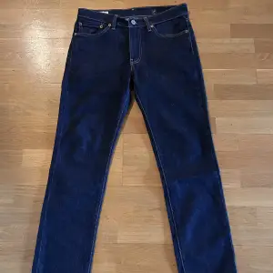 Skit snygga Levis jeans som man kan ha till vilket tillfälle som helst. Skicket är 10/10 och nypris ligger på 1199kr.