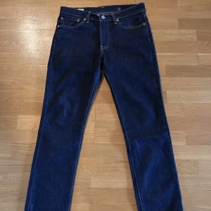 Levis  - Skit snygga Levis jeans som man kan ha till vilket tillfälle som helst. Skicket är 10/10 och nypris ligger på 1199kr.