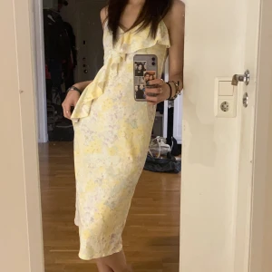 GUL LÅNGKLÄNNING MED VOLANG - Söt långklänning med volangdetaljer! Jättefin kvalitet!🌼❤️