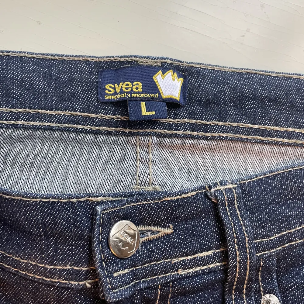 Ett par jättefina jeans i storlek L men som är ganska små i storleken. Jag köpte de men de var tyvärr för små då jag är 175 cm. . Jeans & Byxor.
