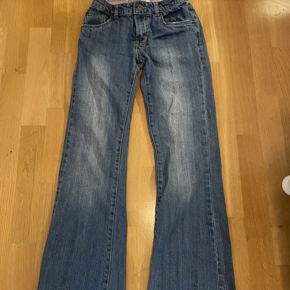 Jättefina Lågmidjade Levis jeans i fint skick som har blivit för små för mig tyvärr. Skulle passa någon som är 160 eller kortare ❤️köpte dom för 600kr 🙏. Jeans & Byxor.