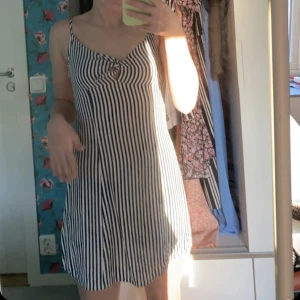 Randig miniklänning  - En randig miniklänning med fin passform och gulligt mönster, säljer då den inte sitter snyggt längre 