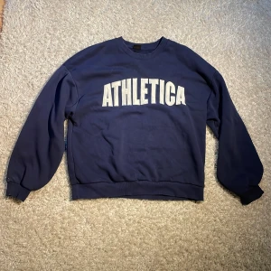 Athletica tröja Ginatricot - Marinblå tröjamed vit text, i storlek M från Ginatricot