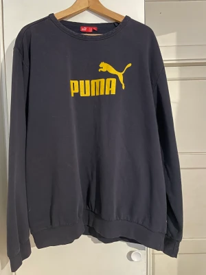 Sweatshirt från PUMA - Skön blå collegetröja, köptes i vintagebutik. Årtal okänt. 
