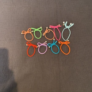Ia Bon hårsnoddar - Säljer 9st färgglada Ia Bon hårsnoddar som är perfekta hår accessoaren! Köpta för 55kr/st på deras hemsida. 