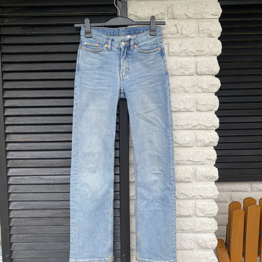 Ett par super snygga ljusa jeans från WEEKDAY!!  Dom är i modellen ”Twig Mid Strait Jeans”. Supersköna och lågmidjade med en figurfin passform!  Storlek 24/30 men känns som 24-25/30. Jeans & Byxor.