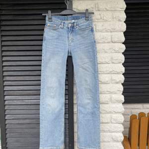 Ett par super snygga ljusa jeans från WEEKDAY!!  Dom är i modellen ”Twig Mid Strait Jeans”. Supersköna och lågmidjade med en figurfin passform!  Storlek 24/30 men känns som 24-25/30