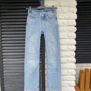 Jeans - Ett par super snygga ljusa jeans från WEEKDAY!!  Dom är i modellen ”Twig Mid Strait Jeans”. Supersköna och lågmidjade med en figurfin passform!  Storlek 24/30 men känns som 24-25/30