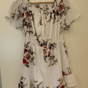 Byxdress blommig - En vit byxdress med blommor från märket Parisian. Använd ca 3-4 gånger.