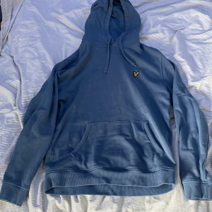 Lyle & Scott Hoodie - Säljer min Lyle & Scott Hoodie använt Max 3 gånger alltså bra skick   Storleken är medium