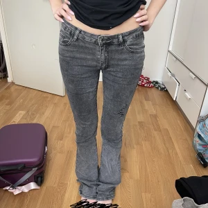 Jeans  - Säljer ett par lågmidjade jeans då d inte kommer till användning. D har blivit sydda för att vara lite mer lågmidjade men det syns inte. De är även väldigt slitna bakpå därav priset.  Hör av dig vid frågor!💕