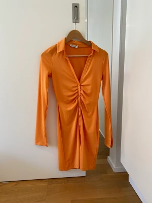 Orange klänning  - Orange tight klänning 