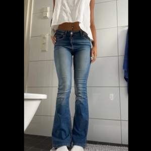 Säljer dessa midwaist bootcut jeans från ONLY i storlek S/32. Jag har vanligtvis storlek 34/36 men dessa passar mig super! (Jag är 1,64). 💕🥰 