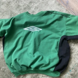 Grön tröja  - Säljer min gröna tröja köpt på loppis! I storlek L och skön material!