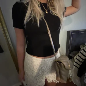 Stickad tshirt från zara - Slutsåld svart tshirt från zara ! Strolek m men uppskattas som s