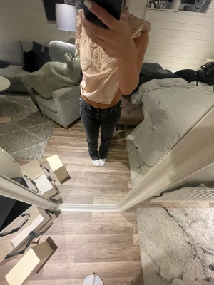 Mid Waist Jeans  - Säljer mina gamla favorit jeans ifrån weekday i modellen twig, jag är runt 165 och har oftast storlek 36 i jeans och dessa sitter perfekt! Jeansen har små slitningar vid hälarna,kom privat för bilder,köptes för 590! Lägg prisförslag elr köp direkt för 280